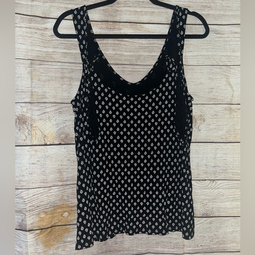 🤎3/$10 Old Navy Black and White Floral Tank Top Size Medium - Picture 5 of 7